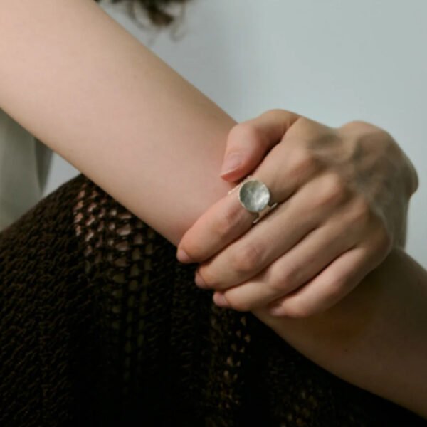 Irregular Burnished Silver Ring - 图片 3