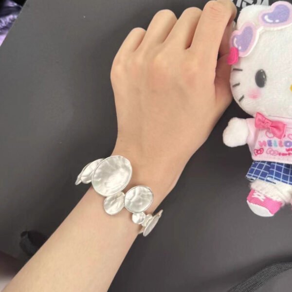 Irregular Burnished Silver Bracelet - 图片 4